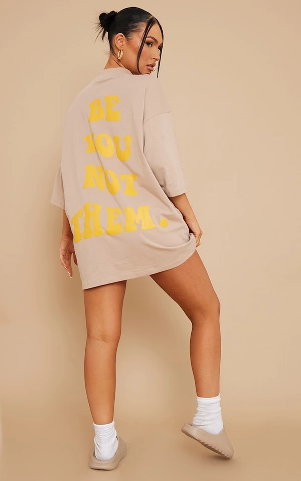 Zero Robe T-shirt Oversize Café Au Lait à Slogan Be You Not Them 3 Zero Robe T-shirt Oversize Café Au Lait à Slogan Be You Not Them – Image 3