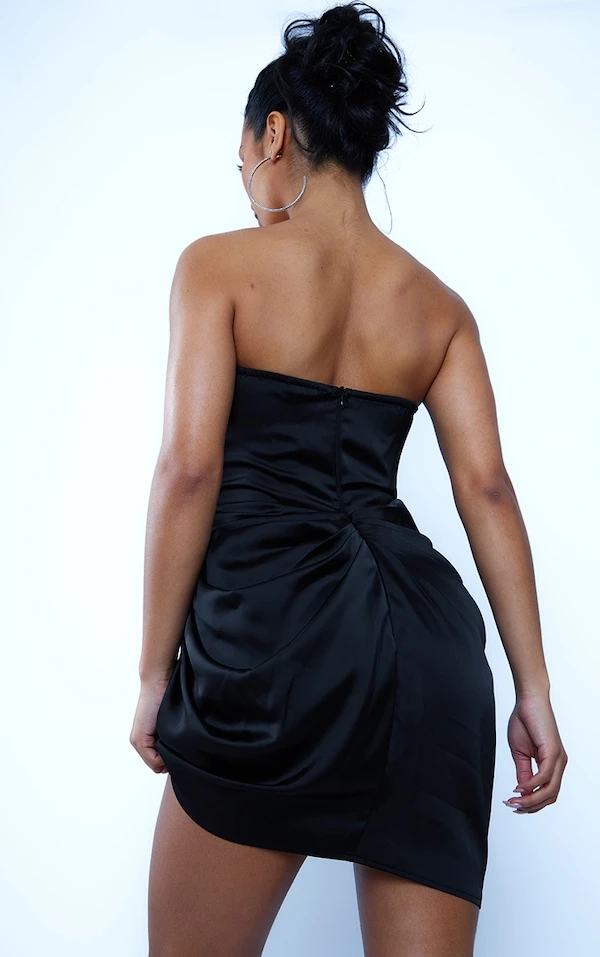 Robe Corset Moulante Noire Satinée Drapée à Strass 2 Robe Corset Moulante Noire Satinée Drapée à Strass – Image 2