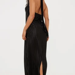 Robe Longue Très Plissée Noire à Bonnets En Dentelle