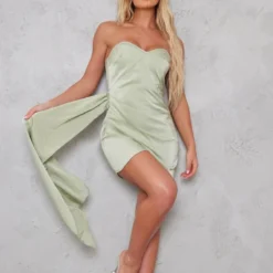 Robe Moulante Bustier Satinée Vert Sauge Drapée à Détail Jupe