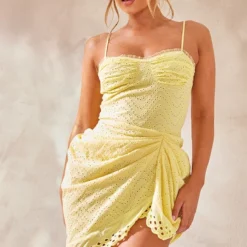 Robe Droite Jaune Citron En Broderie à Jupe Drapée Et Nouée