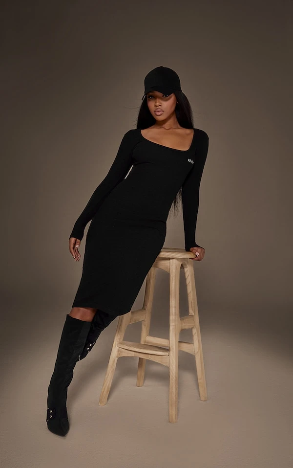 Zero Renew Robe Mi-longue Très Côtelée Noire à Col Carré 2 Zero Renew Robe Mi-longue Très Côtelée Noire à Col Carré – Image 2