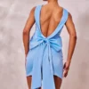 Robe Droite Satinée Bleue à Dos Nu Et Noeud