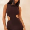 Robe Très Moulante Sans Manches Chocolat Découpée Sur Les Côtés
