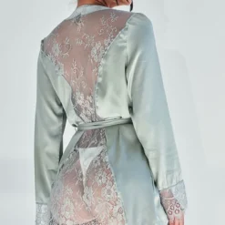 Robe De Chambre Satinée Verte à Dos Et Manchettes En Dentelle
