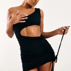 Robe Asymétrique Moulante Noire à Taille Découpée Et Côté Froncé