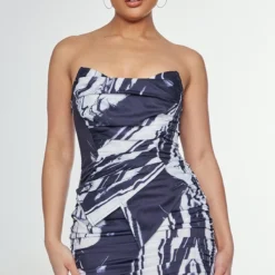 Robe Moulante Asymétrique Imprimé Marbré Noir à Ourlet Pointu