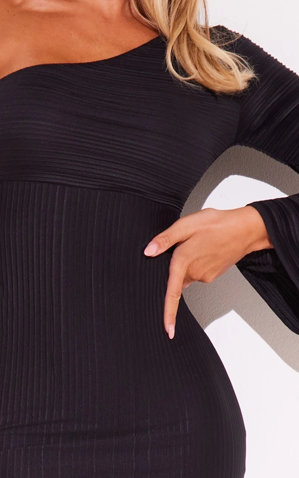 Robe Mi-longue Plissée Noire à Manche évasée Unique 4 Robe Mi-longue Plissée Noire à Manche évasée Unique – Image 4