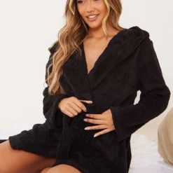 PRETTYLITTLETHING Robe De Chambre Noire Duveteuse à Capuche -Jupe Lumine Soldes Boutique 0deb88ebd73710404415ab3853cd68965d02694a cmc5053 3