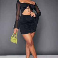 Robe Très Moulante Noire à Découpes Et Manches En Mesh