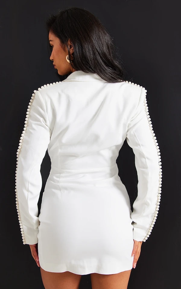 Robe Blazer Portefeuille Blanche à Bordure De Perles 2 Robe Blazer Portefeuille Blanche à Bordure De Perles – Image 2