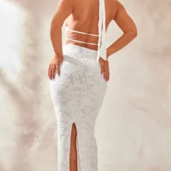 Robe Fleurie Longue Texturée Blanche à Dos Nu Découpé