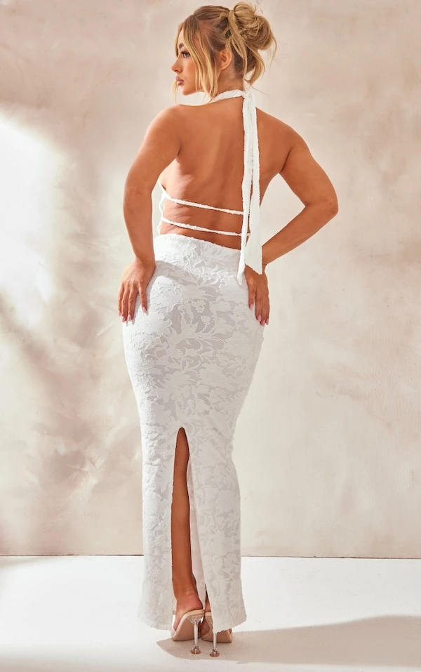 Robe Fleurie Longue Texturée Blanche à Dos Nu Découpé 1 Robe Fleurie Longue Texturée Blanche à Dos Nu Découpé