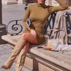 Robe Moulante Côtelée Structurée Vert Olive à Découpes Et Col Montant