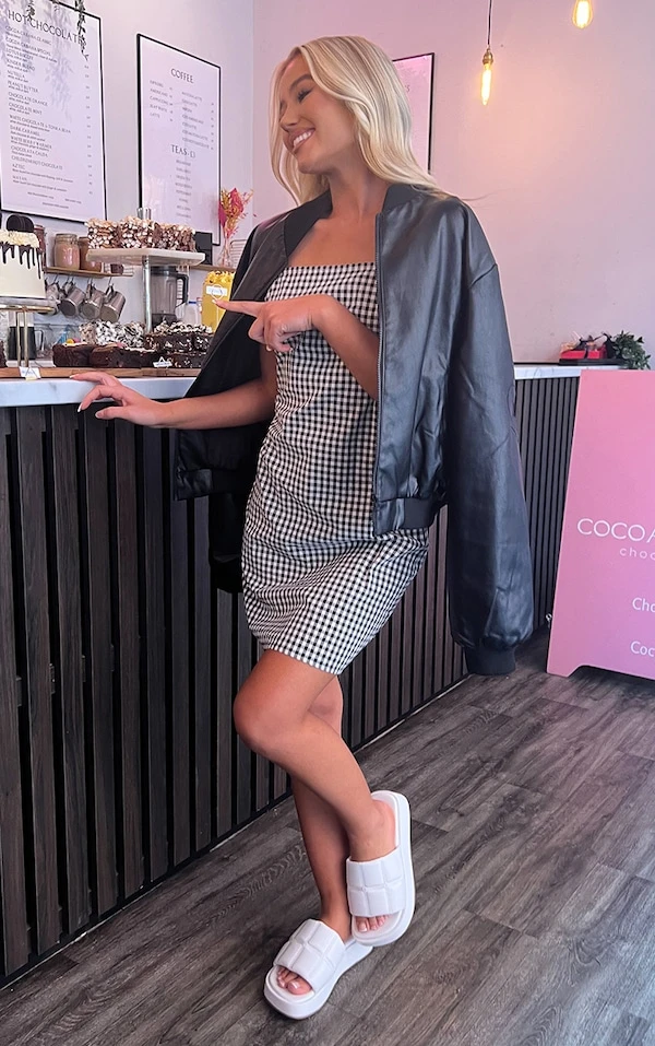 Robe Moulante Découpée Noire Et Blanche à Carreaux Et Côtés Froncés 3 Robe Moulante Découpée Noire Et Blanche à Carreaux Et Côtés Froncés – Image 3