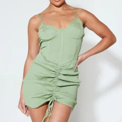 Robe Moulante Texturée Froncée Vert Sauge à Armatures Et Liserés