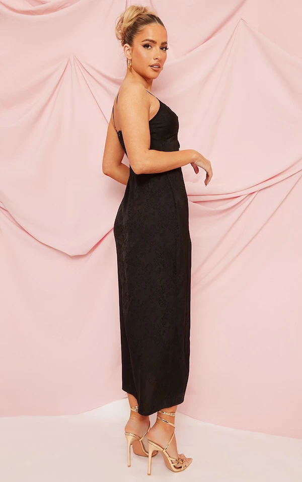 Robe Longue Froncée Noire Fendue à Bretelles Et Coutures 2 Robe Longue Froncée Noire Fendue à Bretelles Et Coutures – Image 2