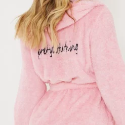 PRETTYLITTLETHING - Robe De Chambre Rose Duveteuse à Capuche 10 PRETTYLITTLETHING - Robe De Chambre Rose Duveteuse à Capuche -Jupe Lumine Soldes Boutique 163493221b567388ac44466741457797dca27f20 clz4464 4