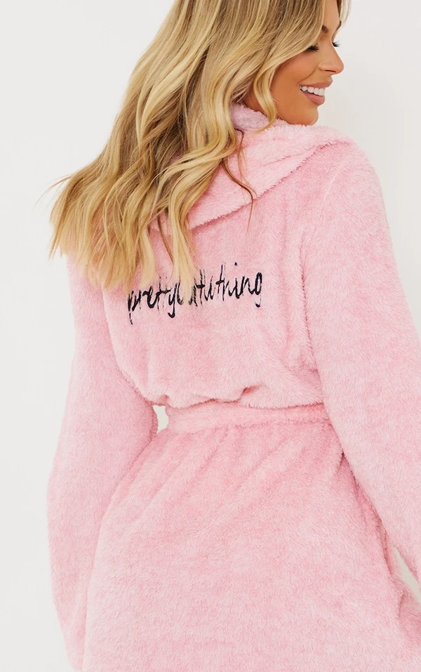 PRETTYLITTLETHING - Robe De Chambre Rose Duveteuse à Capuche 4 PRETTYLITTLETHING - Robe De Chambre Rose Duveteuse à Capuche – Image 4
