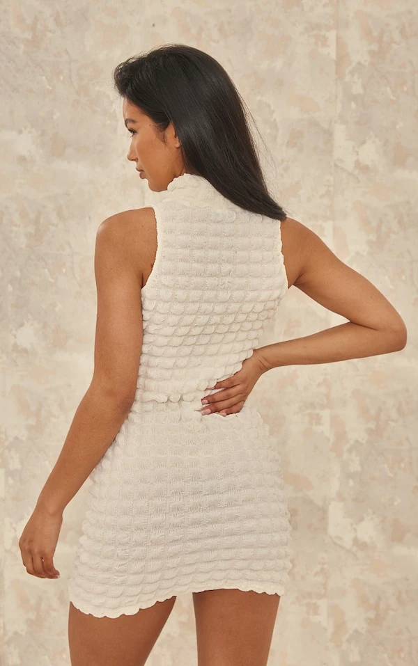 Robe Moulante Sans Manches Blanche Texturée Effet Bulle à Col Montant 2 Robe Moulante Sans Manches Blanche Texturée Effet Bulle à Col Montant – Image 2