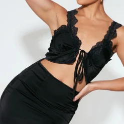 Robe Droite Satinée Noire à Bretelles Asymétriques En Dentelle à Liens Noués -Jupe Lumine Soldes Boutique 177e7c41a57eaa379e336403dede0b42608adc6f cne1418 4