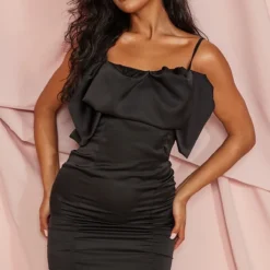 Robe Moulante Satinée Noire Volantée à Bretelles Fines -Jupe Lumine Soldes Boutique 179b05548f16382376084960ce054562963edea0 cnc6818 3