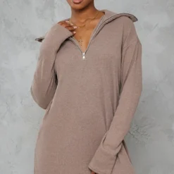 Robe Pull Oversize Côtelée Café Au Lait à Col Haut Et Demi-zip