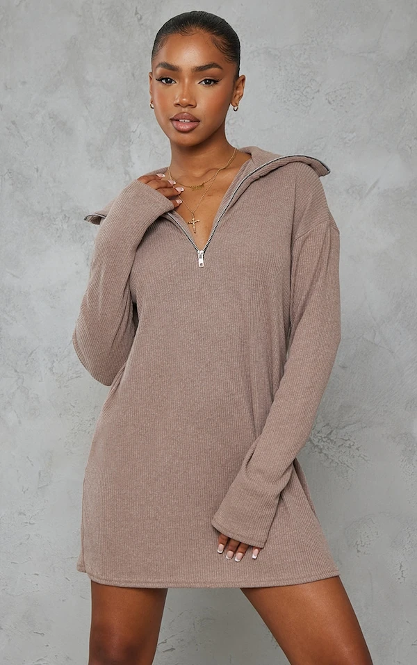 Robe Pull Oversize Côtelée Café Au Lait à Col Haut Et Demi-zip 1 Robe Pull Oversize Côtelée Café Au Lait à Col Haut Et Demi-zip