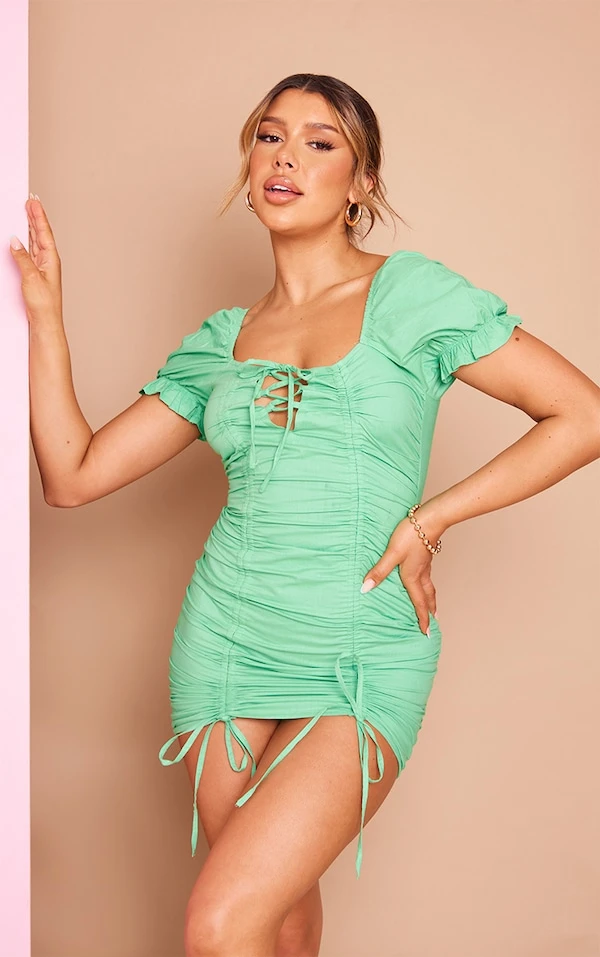 Robe Moulante Verte Froncée à Petites Fleurs Et Manches Bouffantes 1 Robe Moulante Verte Froncée à Petites Fleurs Et Manches Bouffantes