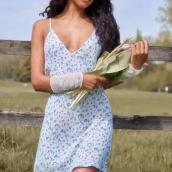 Robe Droite Bleue à Petites Fleurs Et Bretelles