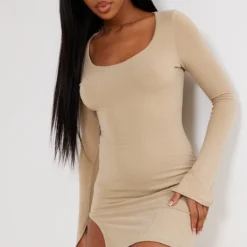 Robe Moulante En Jersey Sable Fendue Détail Contours à Col Arrondi