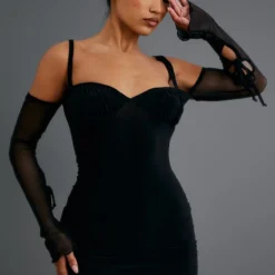 Robe Très Moulante Noire à Buste Froncé Et Manches Découpées En Mesh