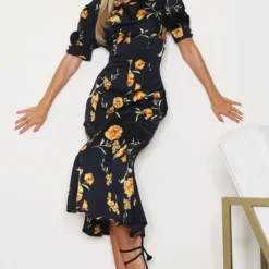 Robe Mi-longue Noire Imprimée Fleuri à Manches Bouffantes Et Col Bénitier