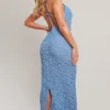 Robe Longue Texturée Bleue à Col Bénitier Et Découpes Dans Le Dos