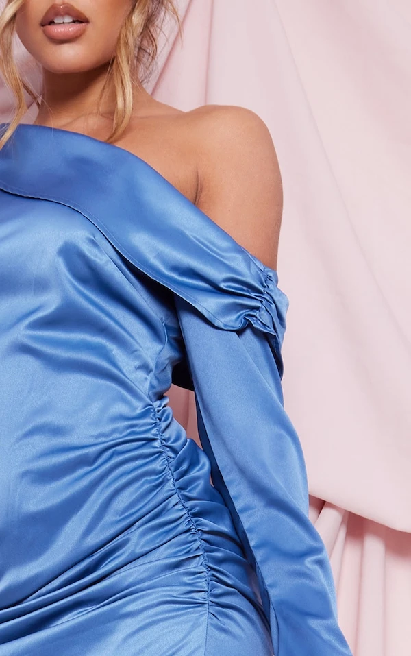 Robe Moulante Asymétrique Satinée Bleue Drapée 4 Robe Moulante Asymétrique Satinée Bleue Drapée – Image 4