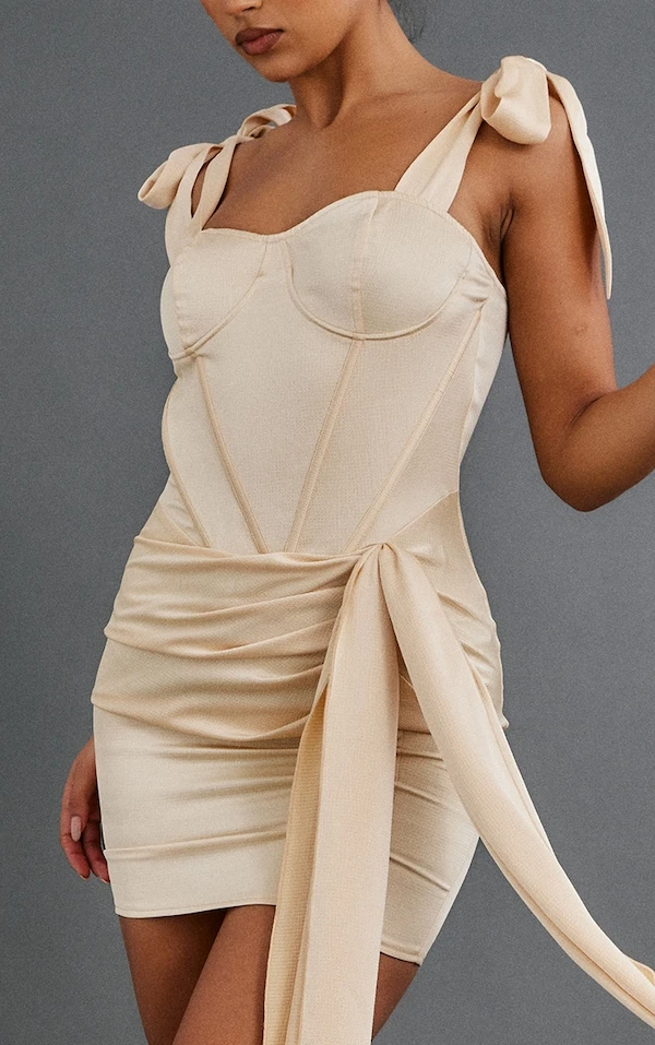 Robe Moulante Texturée Champagne Satinée à Détail Corset Et Jupe Drapée 4 Robe Moulante Texturée Champagne Satinée à Détail Corset Et Jupe Drapée – Image 4