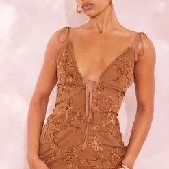 Robe Droite Texturée Douce Chocolat Fleurie Décolletée à Lacets