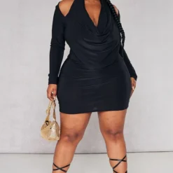 Plus Robe Moulante Noire à Col Bénitier