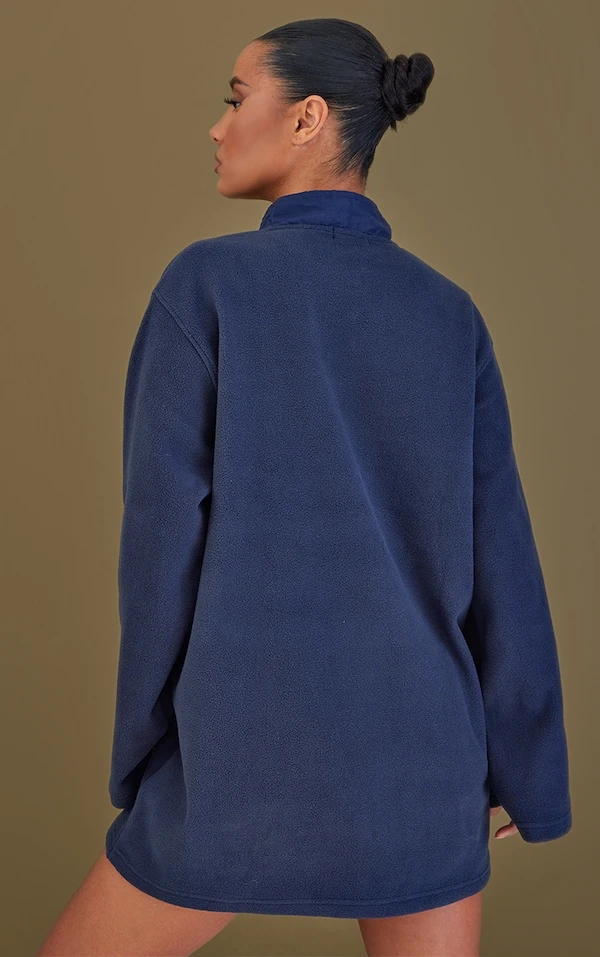 Robe Pull En Polaire Bleu Marine à Slogan Athletics Et Boutons-pression 2 Robe Pull En Polaire Bleu Marine à Slogan Athletics Et Boutons-pression – Image 2