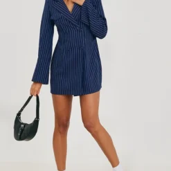 Robe Blazer Bleu Marine Froncée Et Découpée Dans Le Dos à Rayures Et Double Boutonnière 7 Robe Blazer Bleu Marine Froncée Et Découpée Dans Le Dos à Rayures Et Double Boutonnière -Jupe Lumine Soldes Boutique 22e0810e39e815bfa836d2797ce04e2361b78c52 cnb7400 3