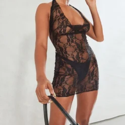 Robe Moulante Noire En Dentelle Transparente à Dos Nu Et Col Bénitier