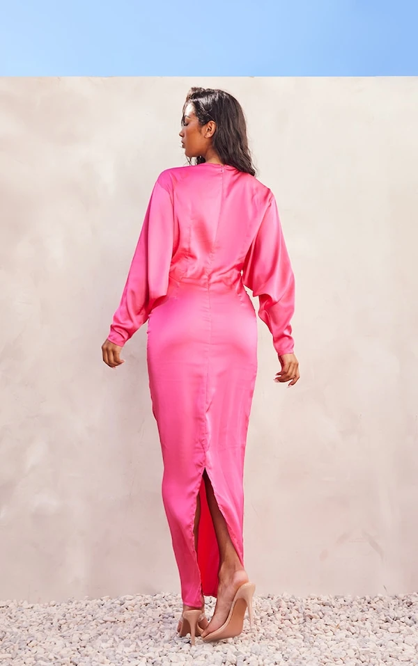 Robe Longue Satinée Rose Vif à Manches Oversize 2 Robe Longue Satinée Rose Vif à Manches Oversize – Image 2