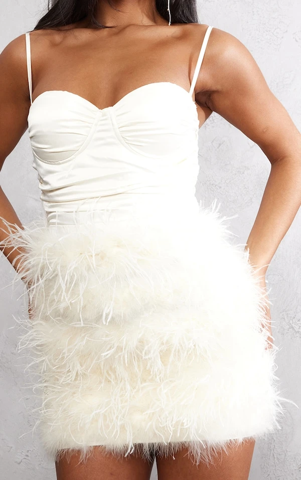 Robe Moulante Satinée Blanche à Bonnets Et Jupe En Plumes 4 Robe Moulante Satinée Blanche à Bonnets Et Jupe En Plumes – Image 4