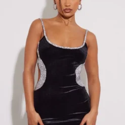 Robe Moulante En Velours Noir à Bordure Strassée Et Bretelles