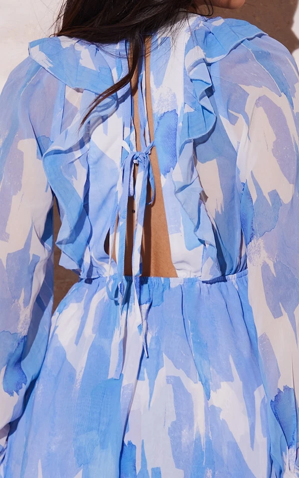 Robe Droite En Mousseline De Soie Bleu Ciel Imprimé Abstrait à Dos Noué 4 Robe Droite En Mousseline De Soie Bleu Ciel Imprimé Abstrait à Dos Noué – Image 4