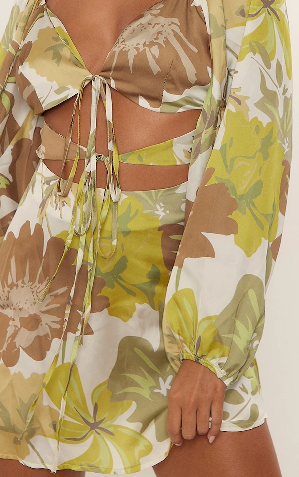 Robe Droite Satinée Verte Fleurie Découpée à Nouer 4 Robe Droite Satinée Verte Fleurie Découpée à Nouer – Image 4