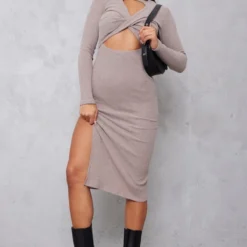 Robe Mi-longue Côtelée Café Au Lait Croisée Devant Fendue Sur Le Côté