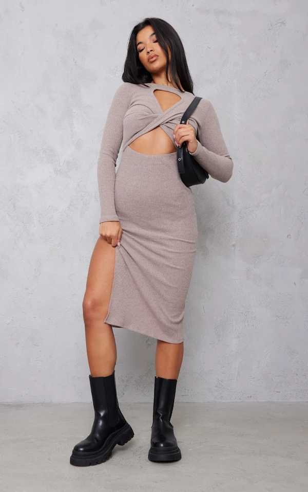 Robe Mi-longue Côtelée Café Au Lait Croisée Devant Fendue Sur Le Côté 1 Robe Mi-longue Côtelée Café Au Lait Croisée Devant Fendue Sur Le Côté