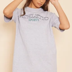 Robe T-shirt Gris Chiné à Manches Courtes Et Slogan Badge Athletic Sports -Jupe Lumine Soldes Boutique 2a910df7c522cced2ae8abdccc68f98bc2520693 cnd4019 1
