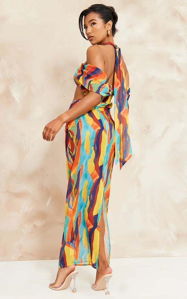 Robe Longue Découpée En Mousseline De Soie Multicolore à Imprimé Abstrait Et Col Bardot 2 Robe Longue Découpée En Mousseline De Soie Multicolore à Imprimé Abstrait Et Col Bardot – Image 2